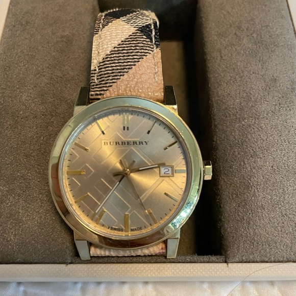 Burberry watch 100%  authentic - Picture 3 of 6